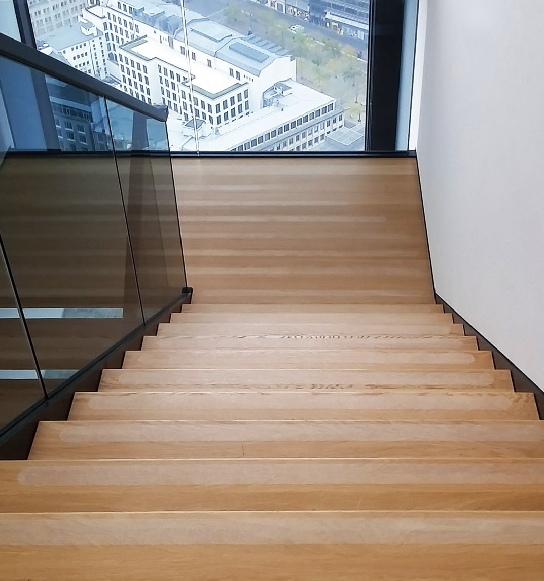 Antirutschmatte, die selbstklebend ist, richtig auf Treppenstufen